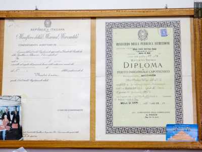 Con il passare degli anni Francesco si � specializz� divenendo mastro d�ascia (ci indica con orgoglio il titolo appeso a una parete del suo ufficio)